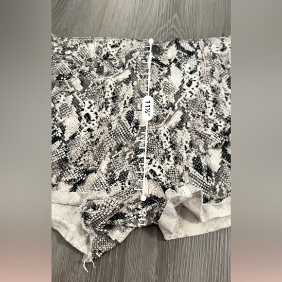 Kut From The Kloth‎ Gidget Snake Print High Rise Fray Hem Shorts Size 8 - Picture 8 of 9